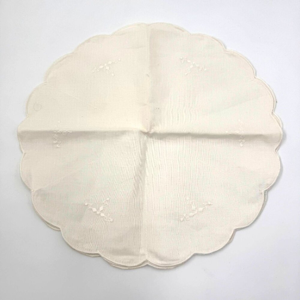 Vintage Bun/ Roll/ Scone Server Off-White Fabric; Scallop Edges Holiday Serving - Picture 5 of 9